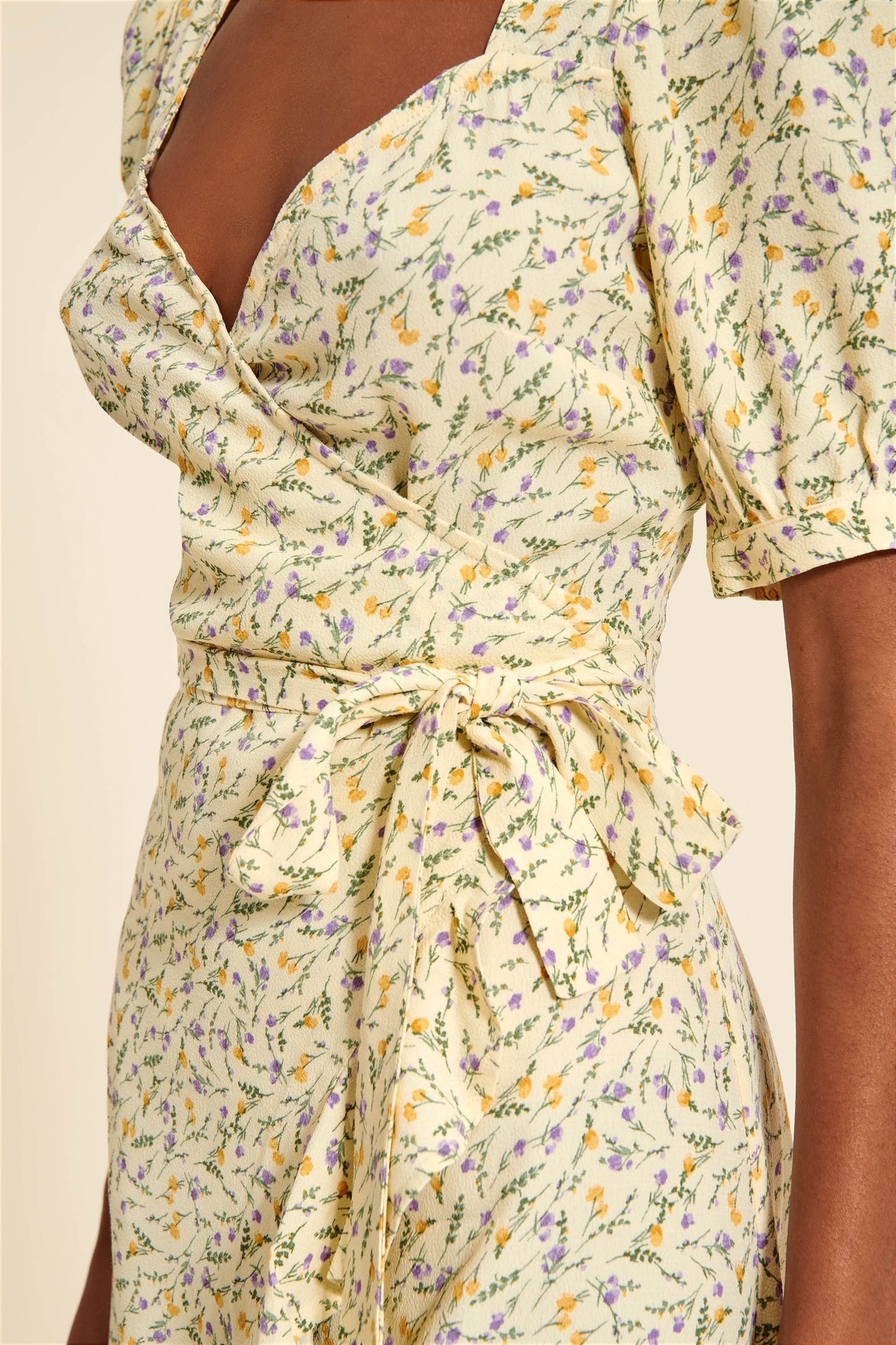 Robe Portefeuille Fleurie | Élégante & Légère | Été & Sorties Décontractées