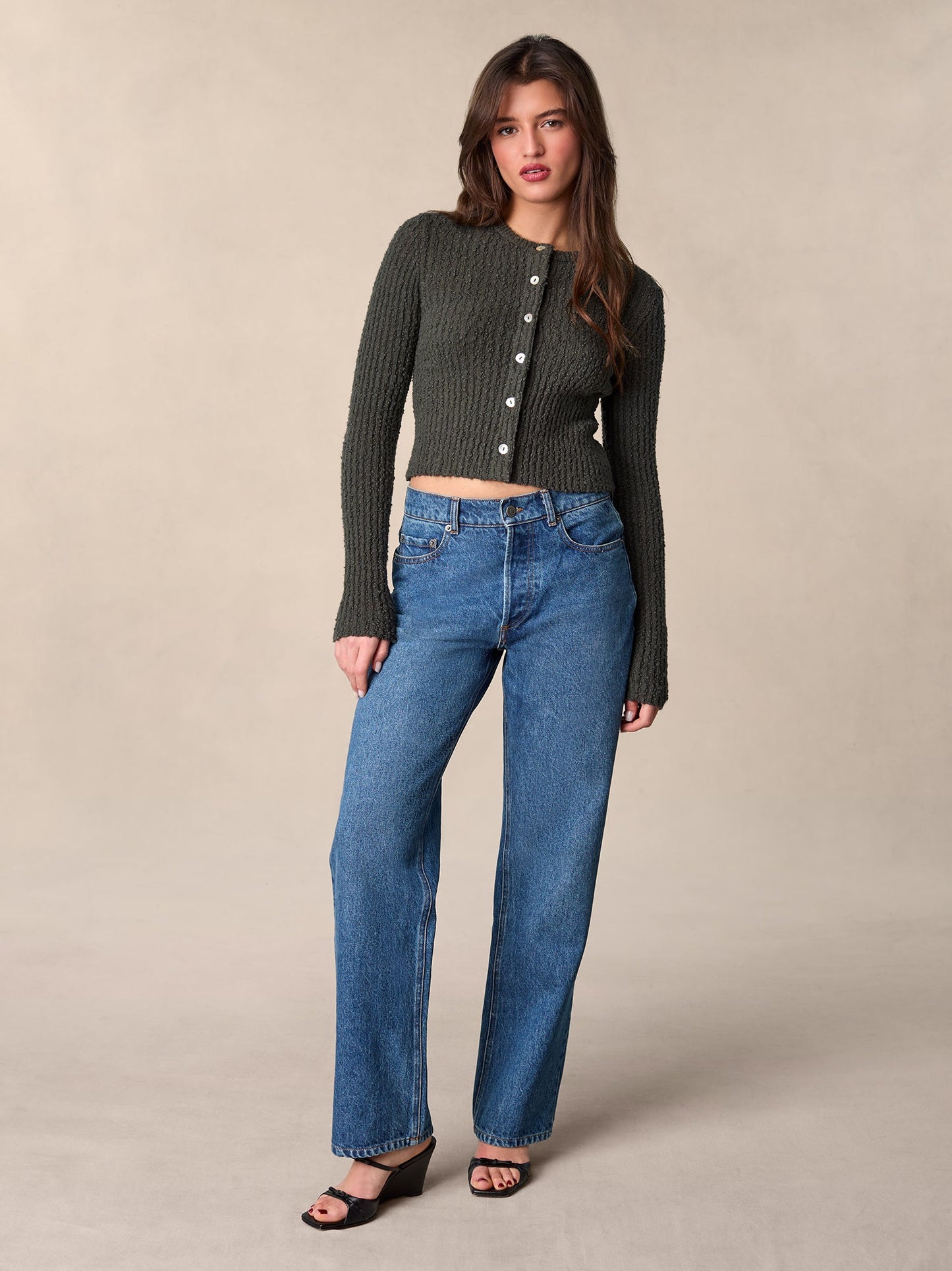 Cardigan Court | Gris Côtelé Ajusté | Chic Et Minimaliste | Pour Les Journées Décontractées