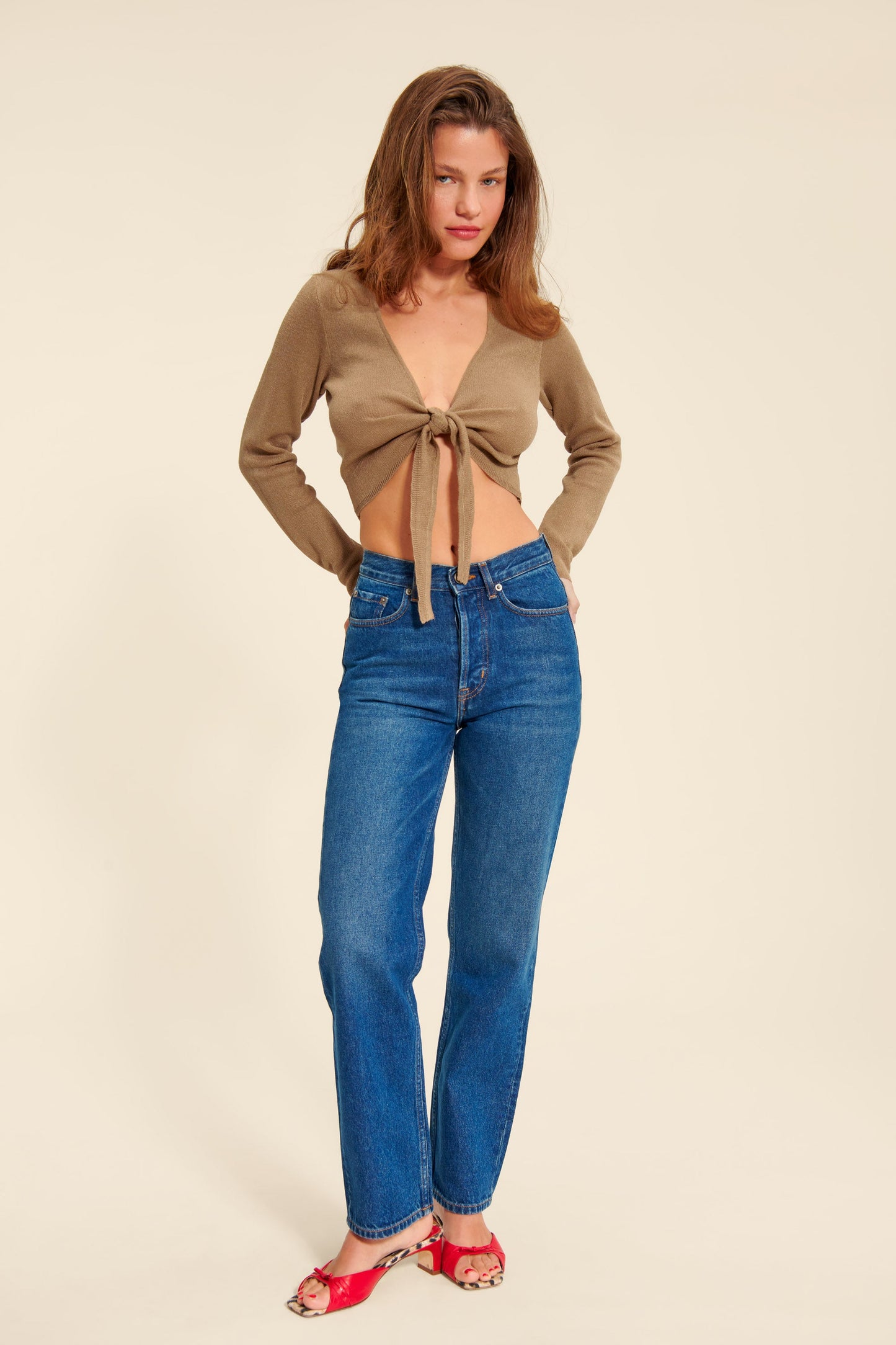 Top Court | Kaki À Nouer Sur Le Devant | Féminin Et Moderne | Idéal Pour Les Looks Urbains