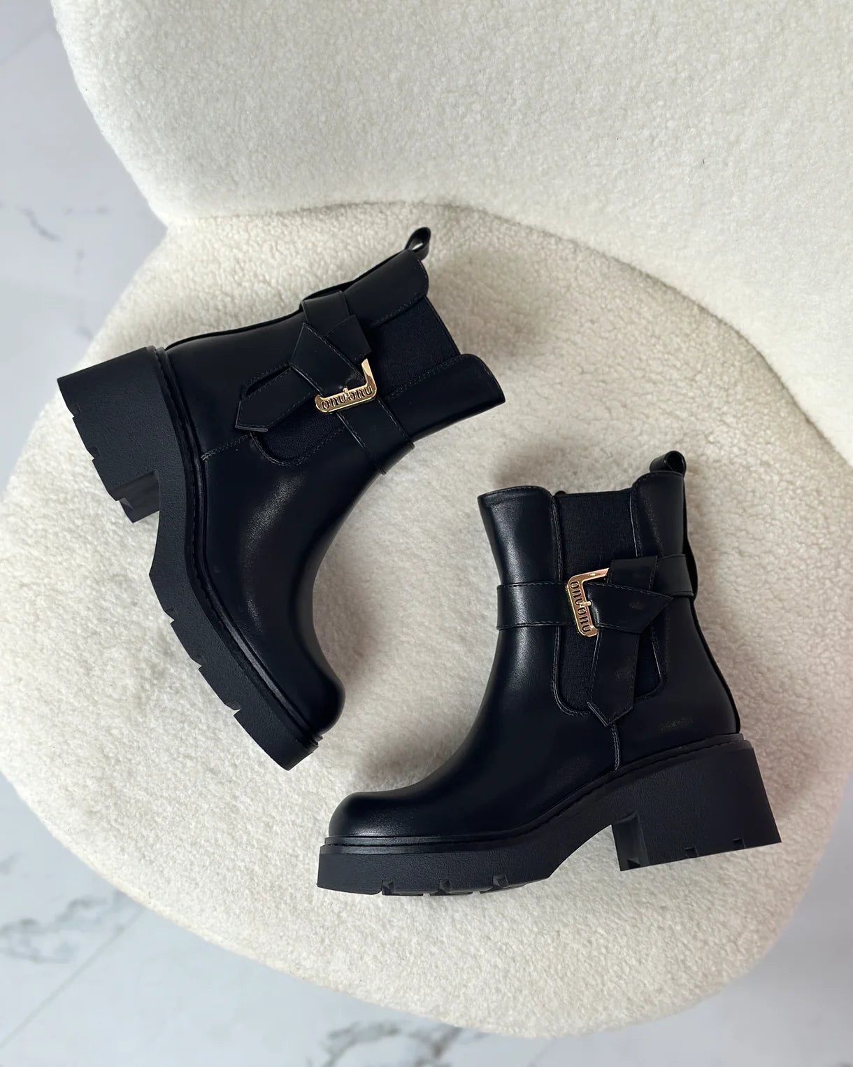 Bottes Femme | Cuir Synthétique Noir Et Détail Doré | Confortables Et Stylées Pour L’Hiver