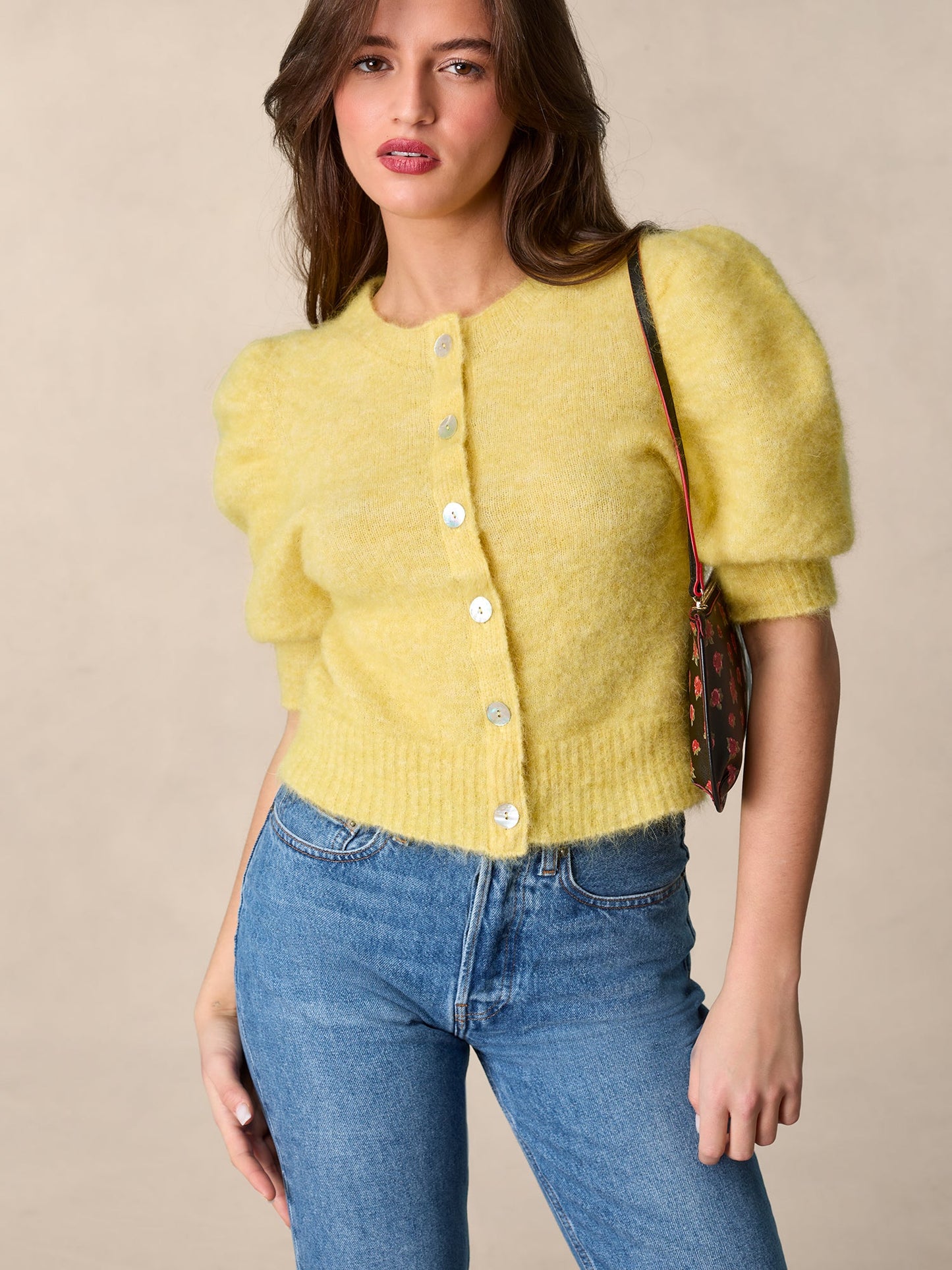 Cardigan  | Jaune À Manches Bouffantes Et Boutons Nacrés | Féminin Et Lumineux | Pour La Mi-Saison