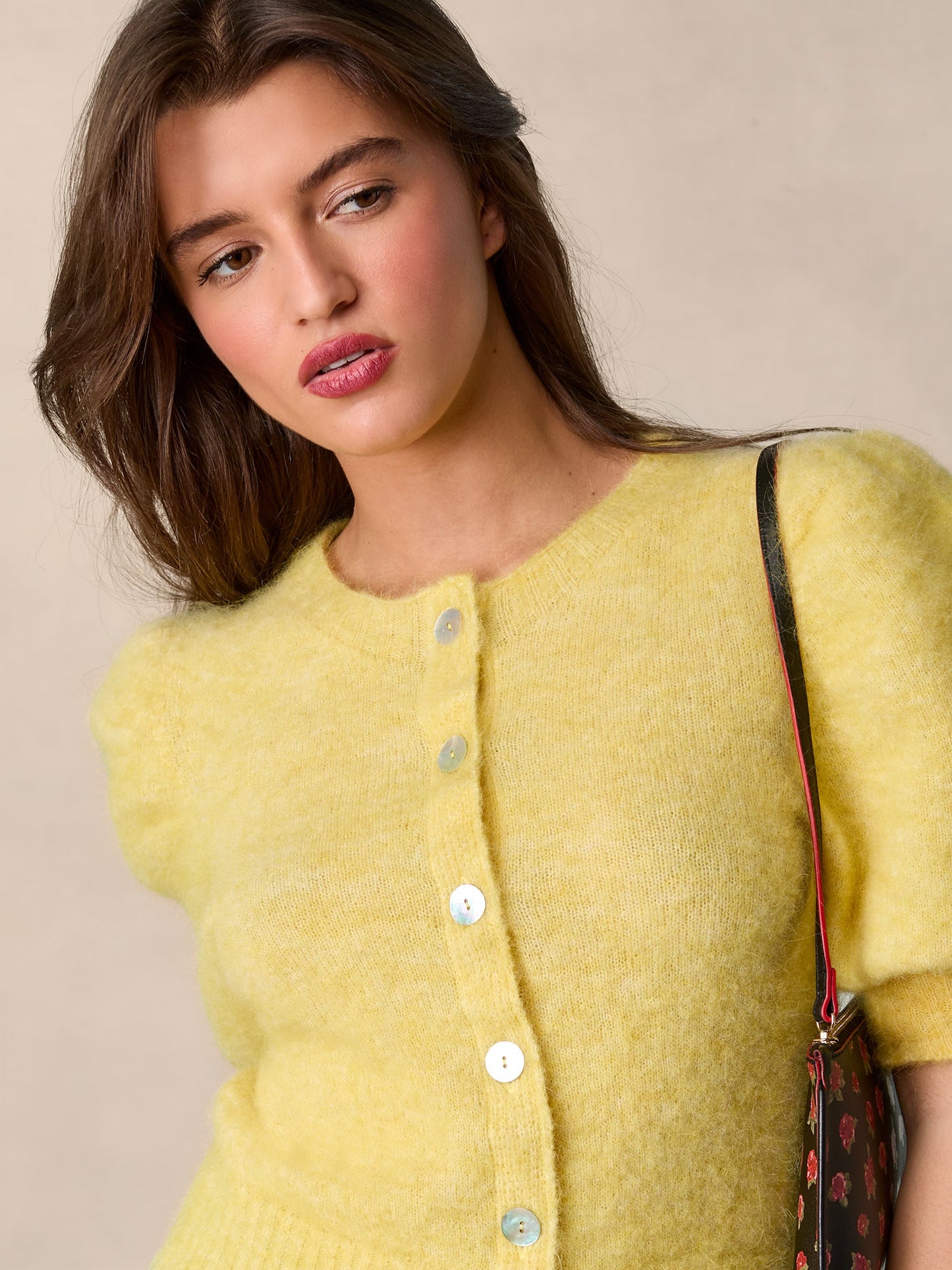 Cardigan  | Jaune À Manches Bouffantes Et Boutons Nacrés | Féminin Et Lumineux | Pour La Mi-Saison