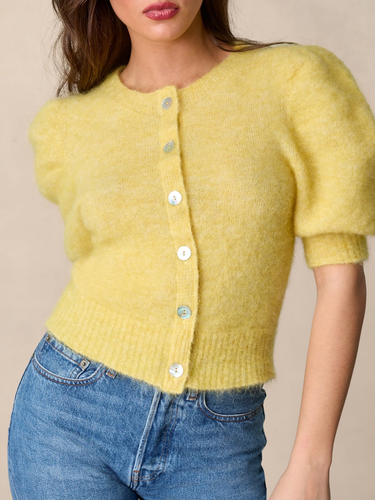 Cardigan  | Jaune À Manches Bouffantes Et Boutons Nacrés | Féminin Et Lumineux | Pour La Mi-Saison