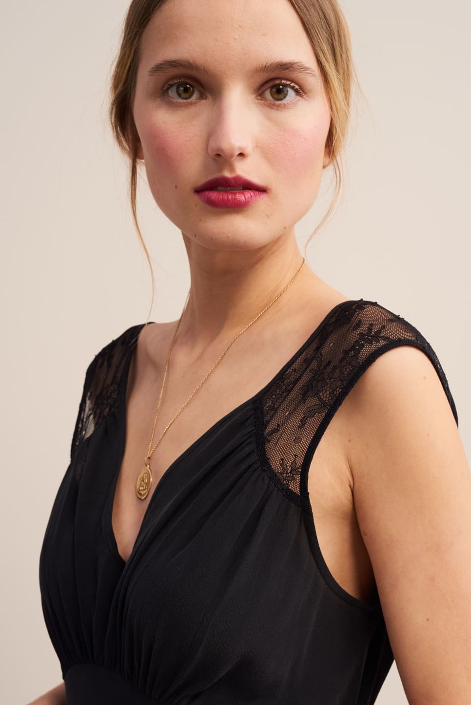 Robe Longue Noire | Élégante & Intemporelle | Soirées Chic & Événements Spéciaux