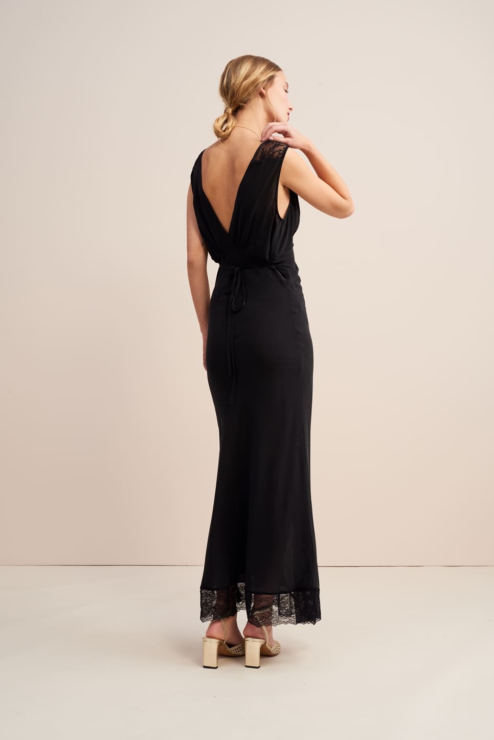 Robe Longue Noire | Élégante & Intemporelle | Soirées Chic & Événements Spéciaux